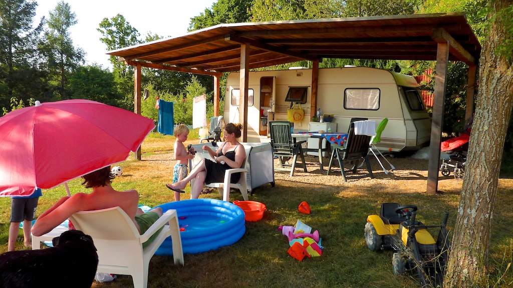 Caravan Vue du Lac in the shadow