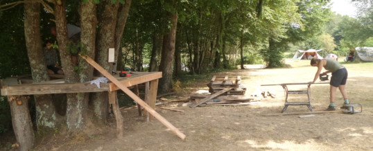 Speelboomhut in aanbouw