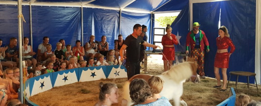 Circus kijken op de camping
