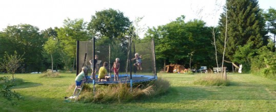 Spelen en voetballen op de camping